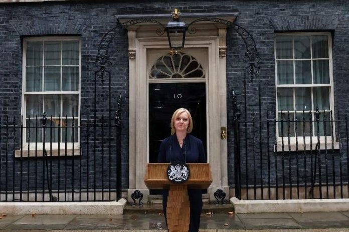 ¡La primera ministra británica dimite!