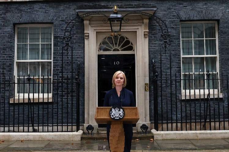 ¡La primera ministra británica dimite!