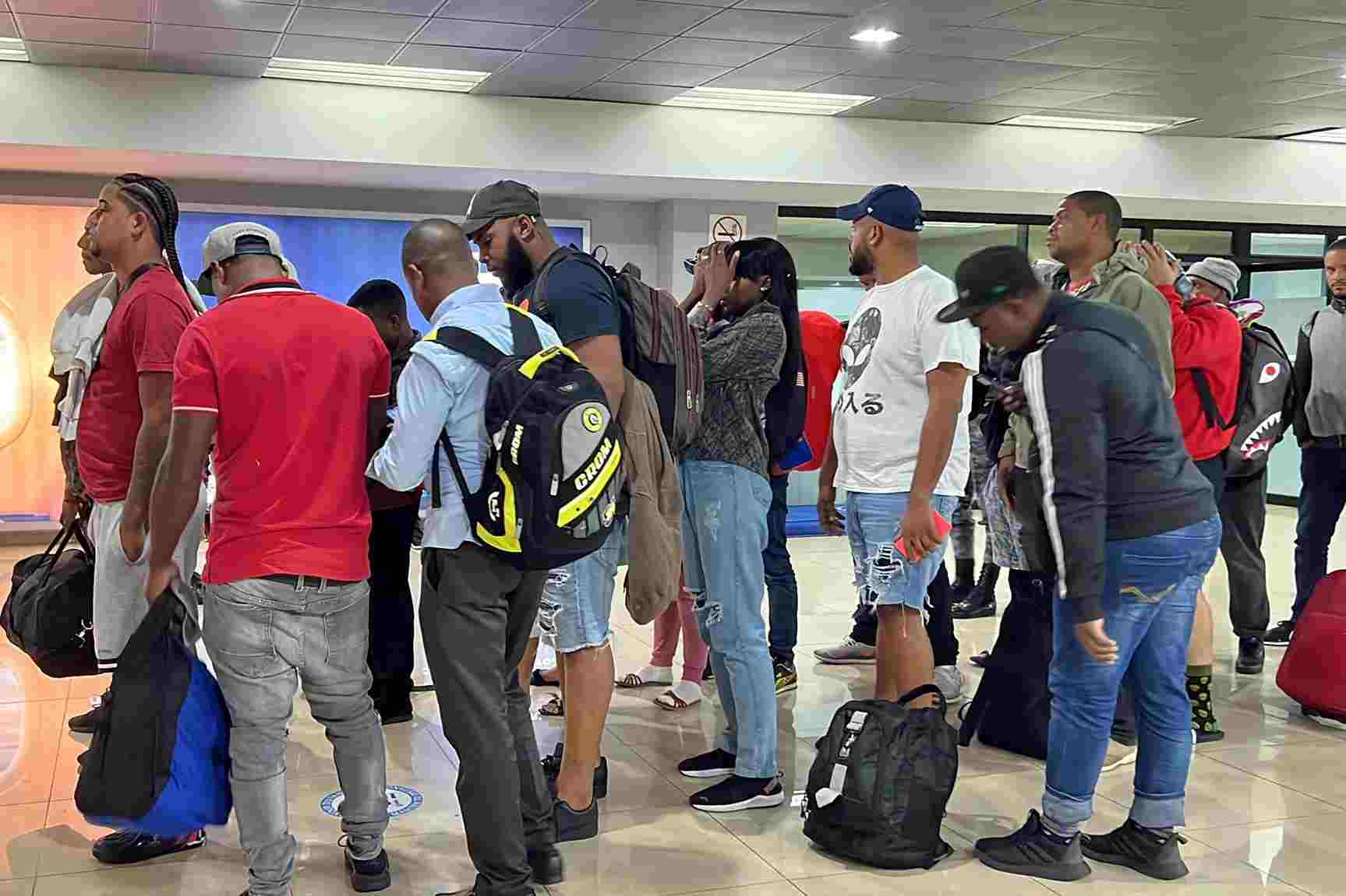 Dominicanos varados en Aeropuerto Internacional la Aurora de Guatemala