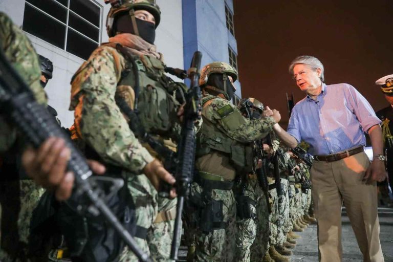 Estado de excepción y toque de queda en regiones de Ecuador
