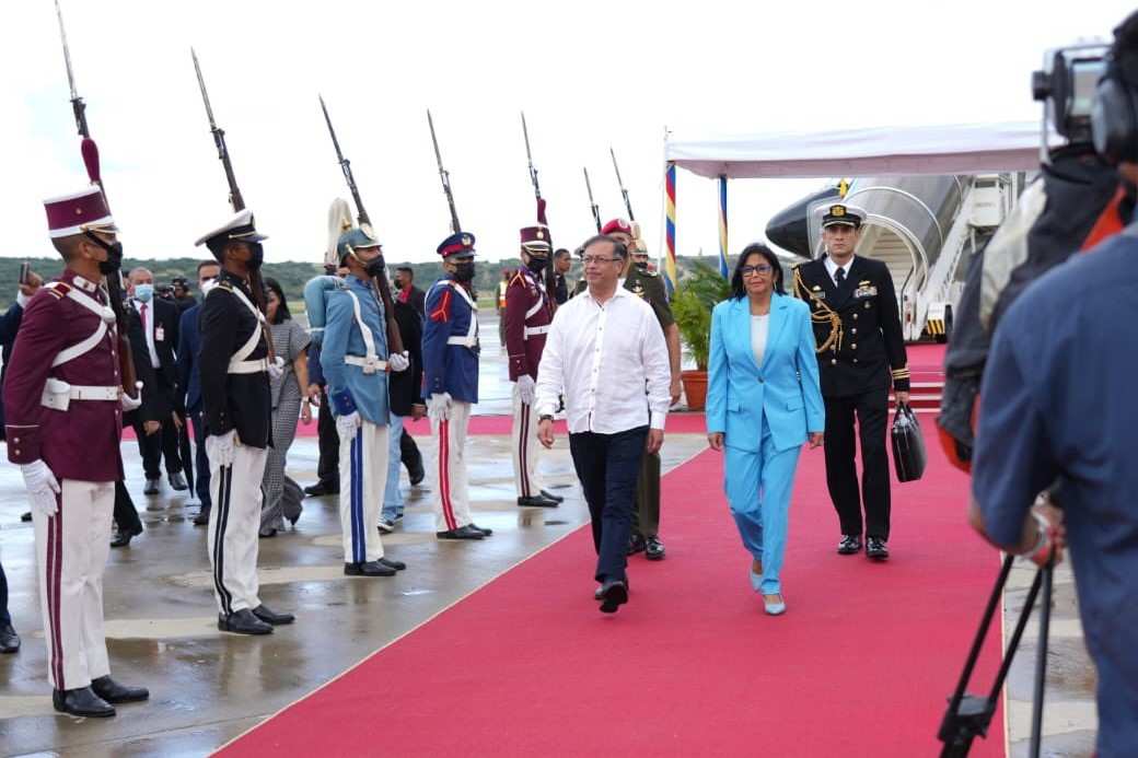Gustavo Petro llega a Caracas para estrechar relaciones