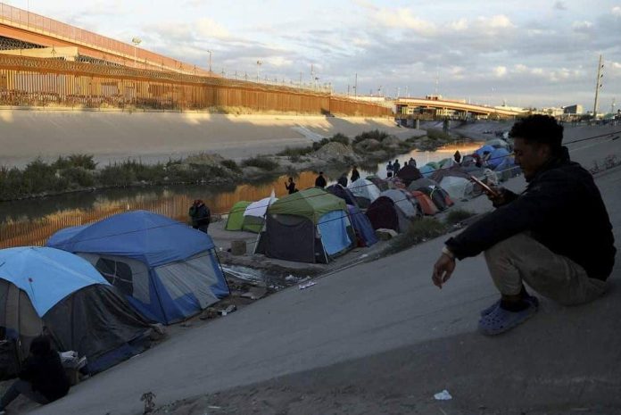 Migrantes venezolanos cruzan a Estados Unidos para solicitar asilo
