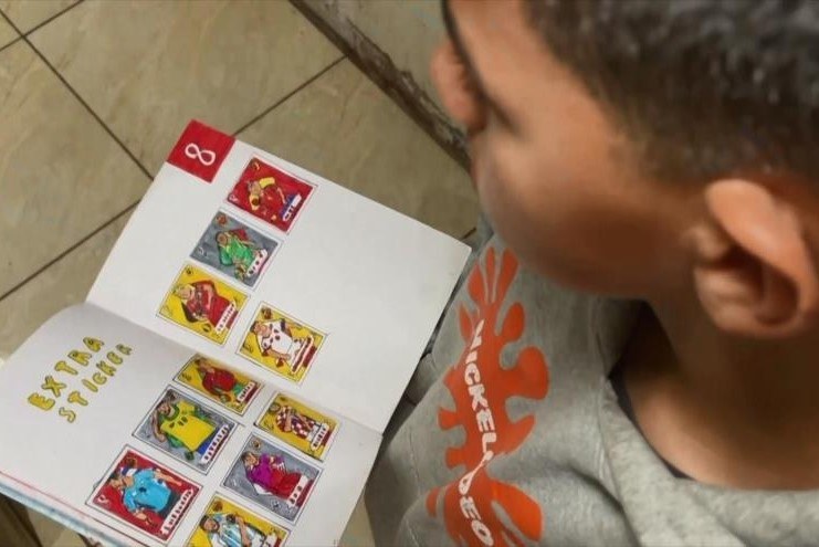 Niño chileno completó su propio álbum del Mundial