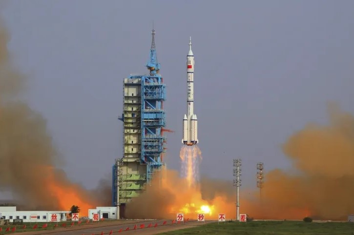 Restos descontrolados del cohete chino impactan contra la Tierra