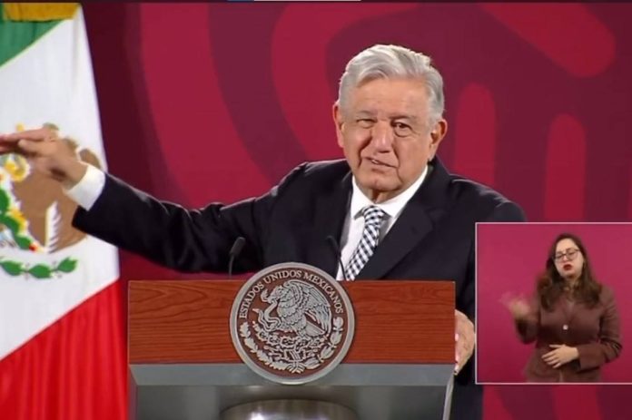 AMLO pide a Bad Bunny concierto gratis en el Zócalo