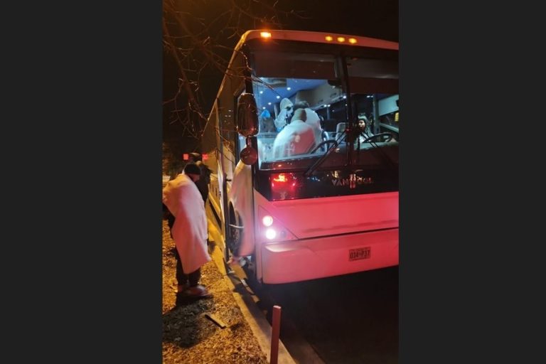Autobuses de migrantes dejados frente a casa de Kamala Harris
