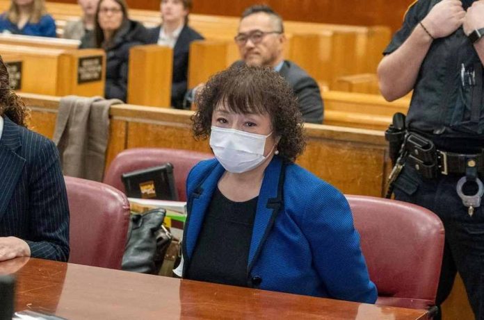 Exdirectora de finanzas de la NYU se robó $3.5 millones