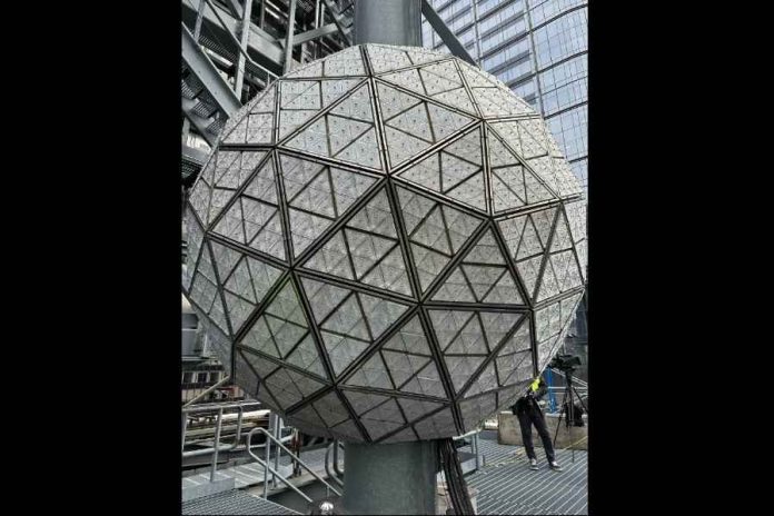La bola de Times Square lista para darle la bienvenida al Año Nuevo 2023