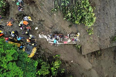Mortal deslizamiento de tierra sepulta autobus en Colombia