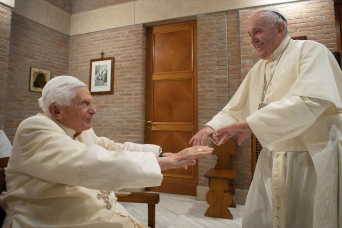 Papa Francisco pidió orar por Benedicto XVI, está enfermo