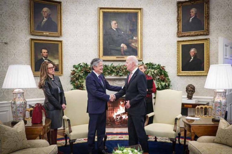 presidente Biden en una reunión con su homólogo de Ecuador