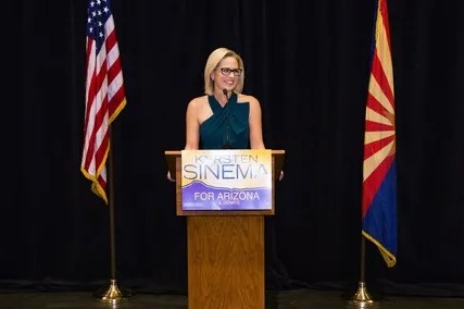 Senadora de Arizona hace temblar a la mayoría demócrata de la Cámara