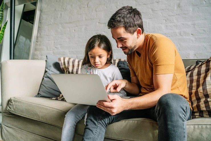 Familias de CMS pueden recibir ayuda para pagar Internet