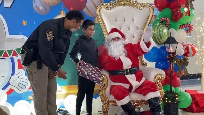 Niños de East Elementary recibieron a Santa Claus