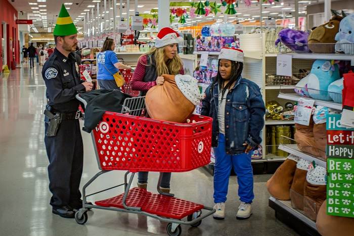 Niños se van de compras navideñas con oficiales de policía