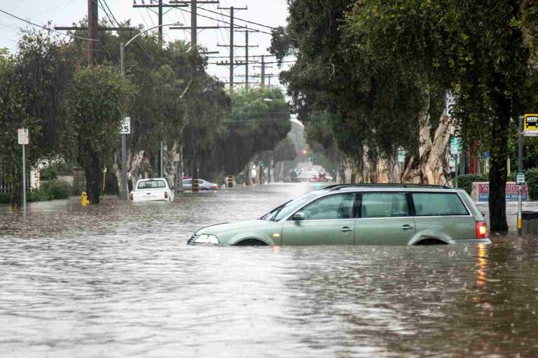 Advertencia de inundaciones y deslizamientos en Montecito, California