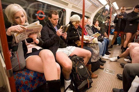 «Día sin pantalones» en el Metro de Londres