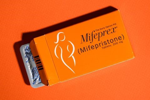Permiten venta de píldoras abortivas en farmacias minoristas