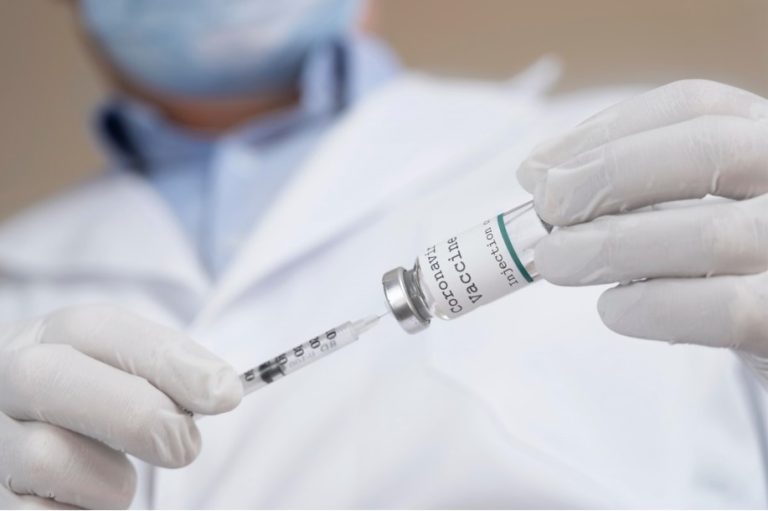 FDA propone vacunas anuales contra el covid
