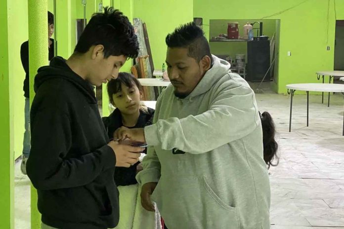Joven mexicano asiste a migrantes con la app CBP One