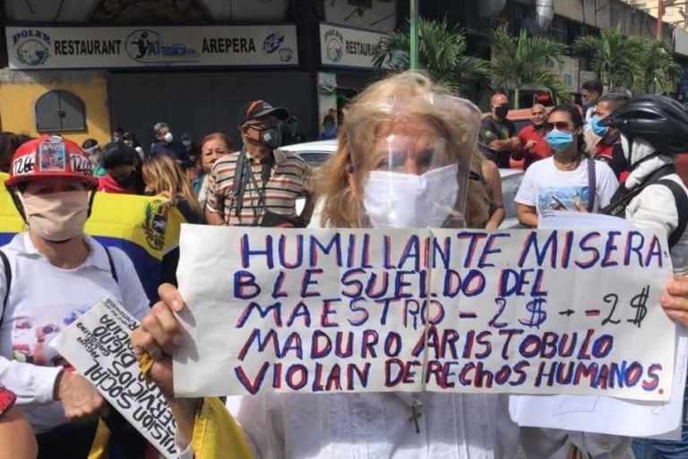 Maestros venezolanos protestan por aumento de salario mínimo