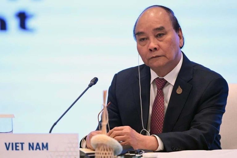 Renunció presidente de Vietnam, Nguyen Xuan Phuc