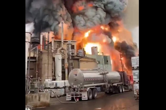 Voraz incendio en planta química de Chicago