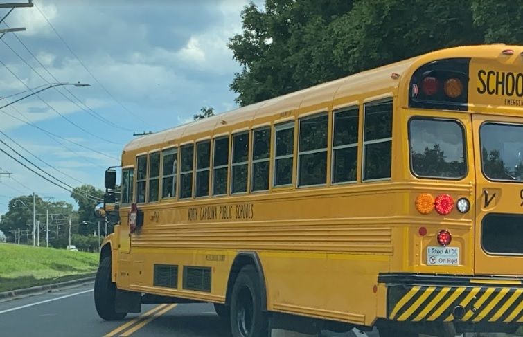 Autobús escolar involucrado en accidente