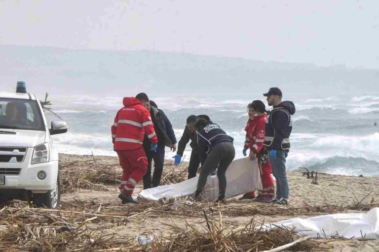 61 migrantes muertos en naufragio
