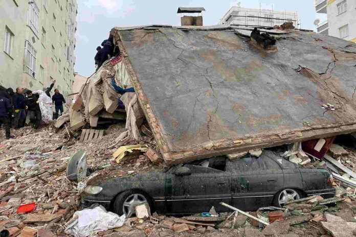 Devastador terremoto de 7.8 deja más de 1.700 muertos