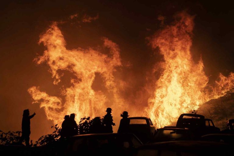 Incendios forestales en Chile consumen cientos de viviendas