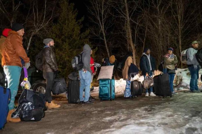 Migrantes dejan NYC con dirección al paso irregular de Roxham Road