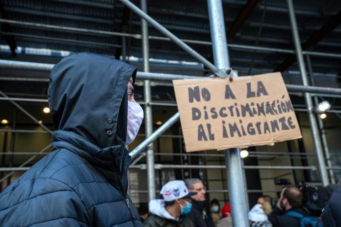 Migrantes venezolanos desalojados protestan en Nueva York