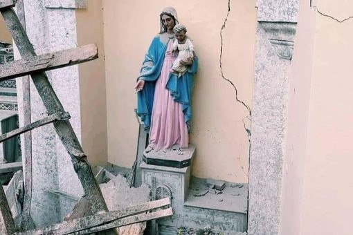 Terremoto en Turquía deja intacta imagen de Virgen y 16.000 muertos