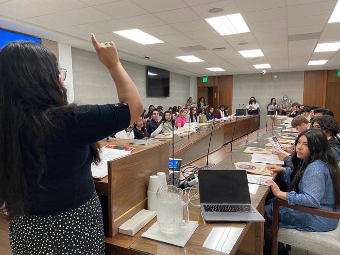 Estudiantes latinos aprenden en visita a la Asamblea General