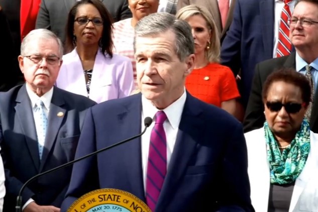 Gobernador Cooper firmó la expansión de Medicaid como ley