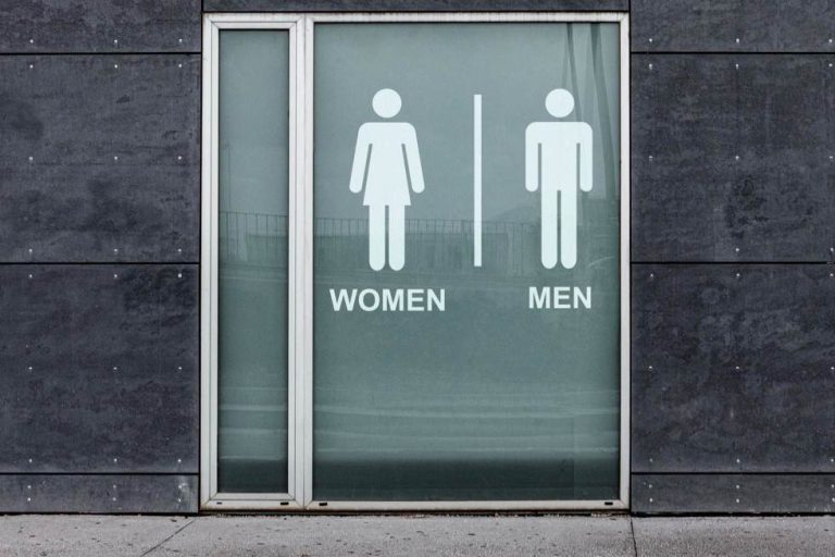 Ley restringe a las personas transgénero uso de baños