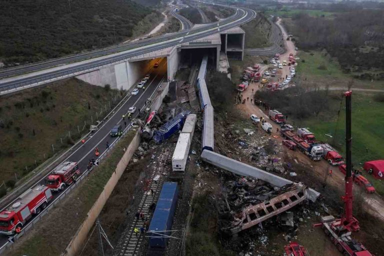 Mortal choque de trenes deja 36 muertos y decenas de heridos