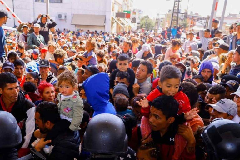 Multitud de inmigrantes intentó entrar a la fuerza a EE. UU.