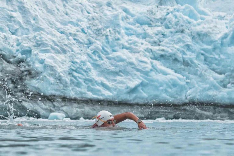 Nadadora hispana hizo 2.5 km en la Antártida a 2°C