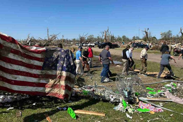Paso de tornado dejó 25 muertos y decenas de heridos