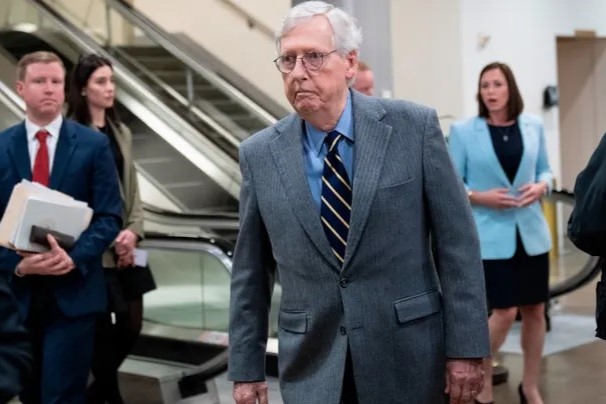 Senador republicano Mitch McConnell fue hospitalizado