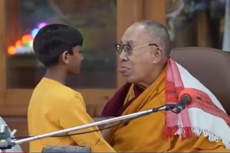 Dalai Lama se disculpa por pedir a niño que chupara su lengua