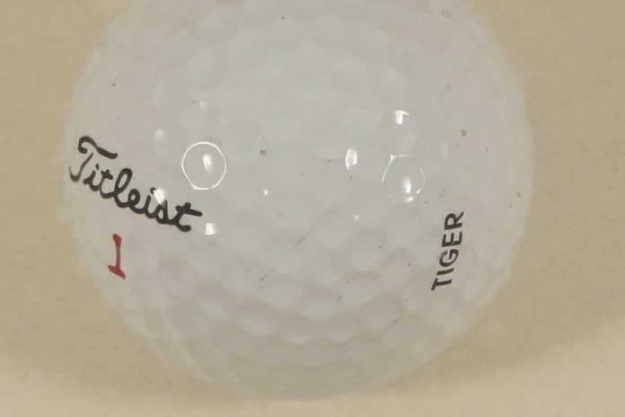 El increíble precio de la pelota que Tiger Woods regaló en un Masters