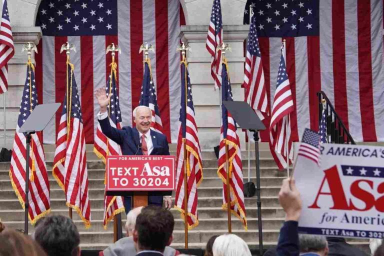 Exgobernador de Arkansas se suma a la carrera por la presidencia