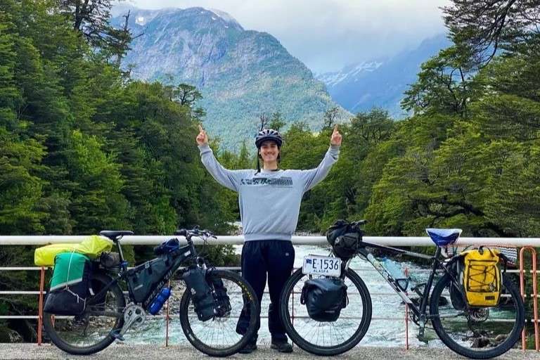 Joven de origen hispano pedaleó desde Alaska hasta Ushuaia