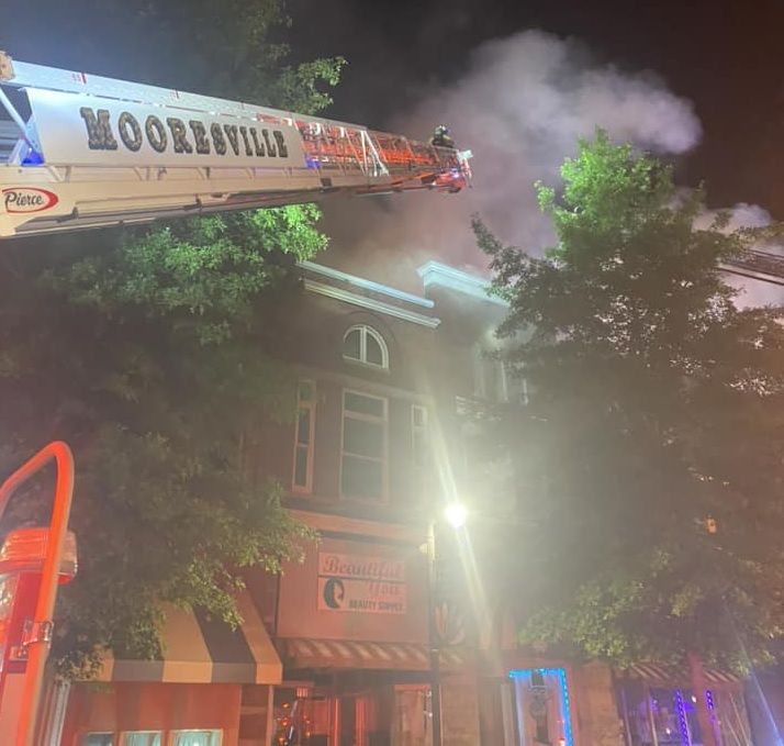 incendio-destruye-edificios-en-downtown-statesville