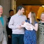 Hillary Clinton y Bill Clinton junto a su hija