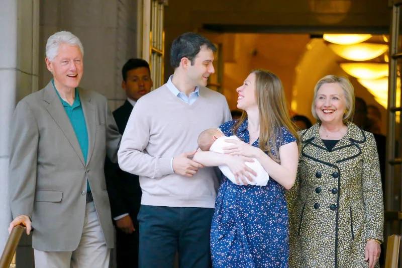 Hillary Clinton y Bill Clinton junto a su hija