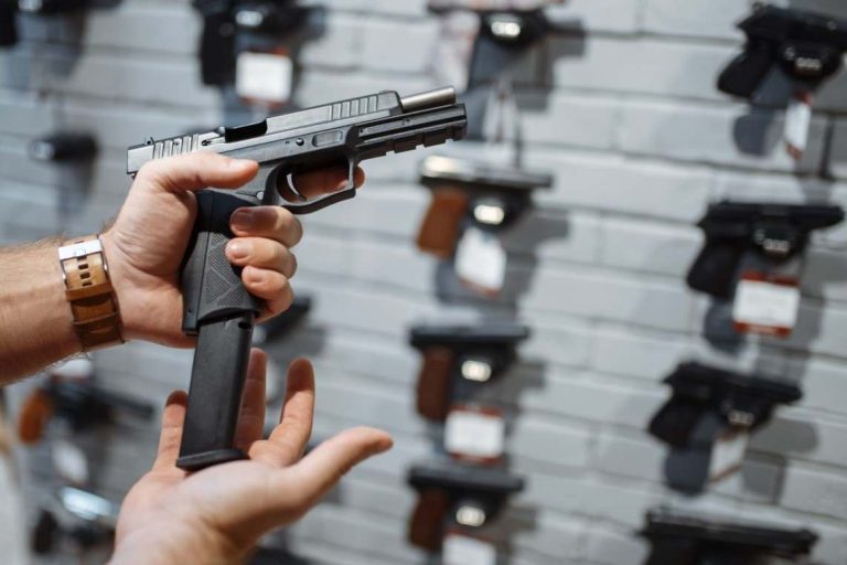 Juez federal permite la venta de armas de fuego a menores de 21 años